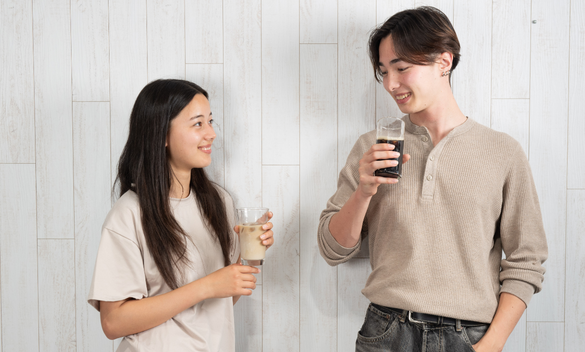 麦カフェを飲む女の子