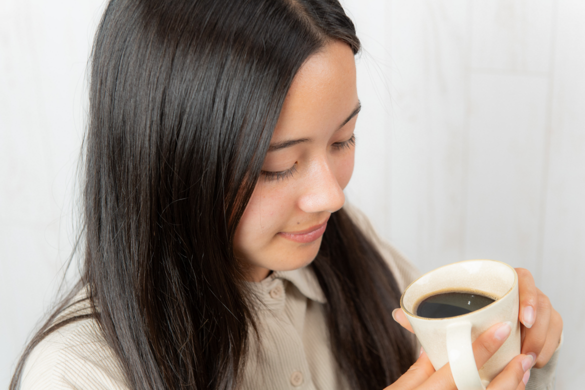 麦カフェを飲む女の子